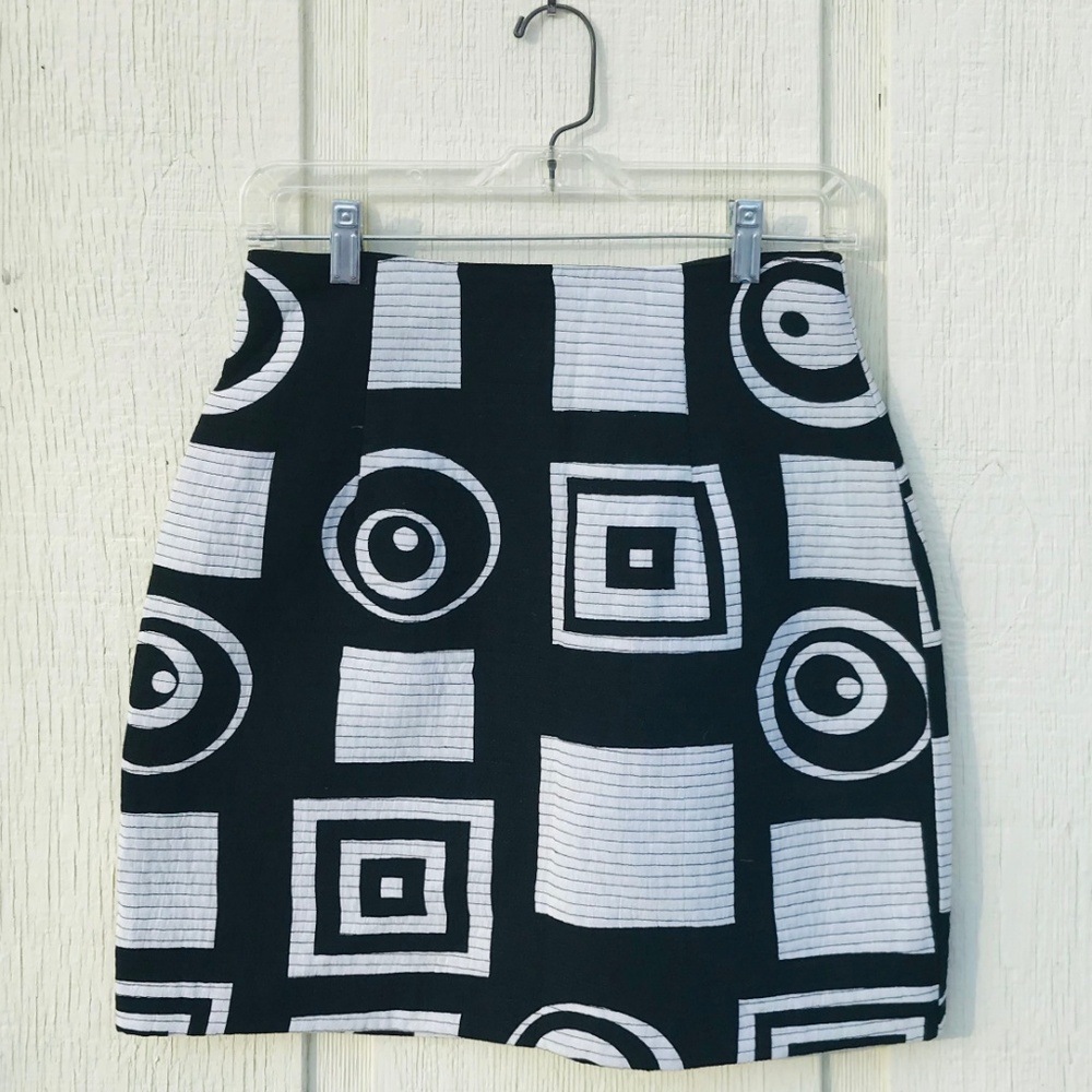 Geometric pattern mini skirt, B&W attention getter